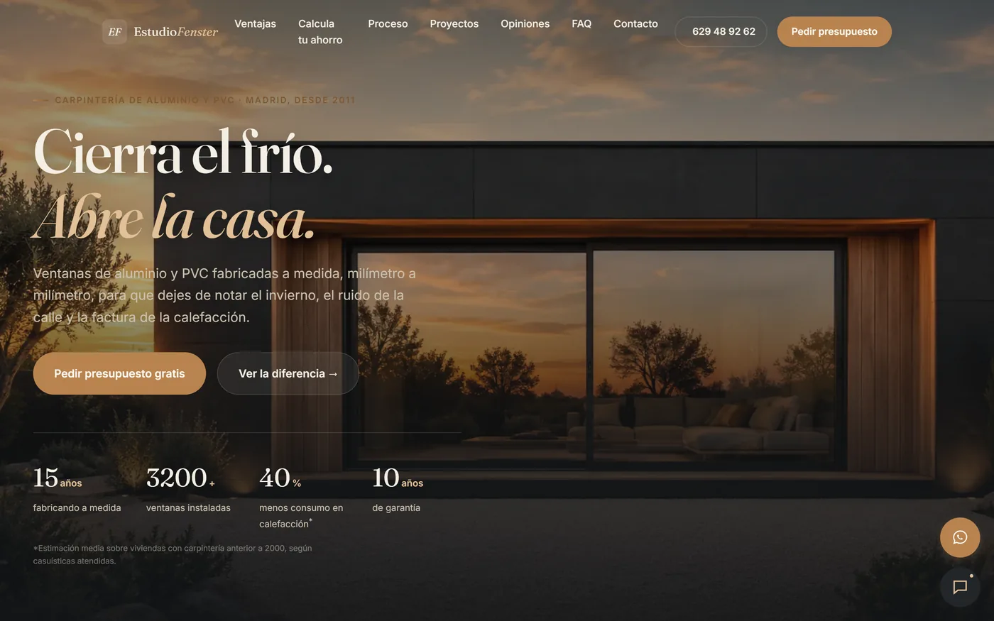 Portada de la web de Estudio Fenster: una vivienda al atardecer vista a través de un gran ventanal, con el titular «Cierra el frío. Abre la casa.»